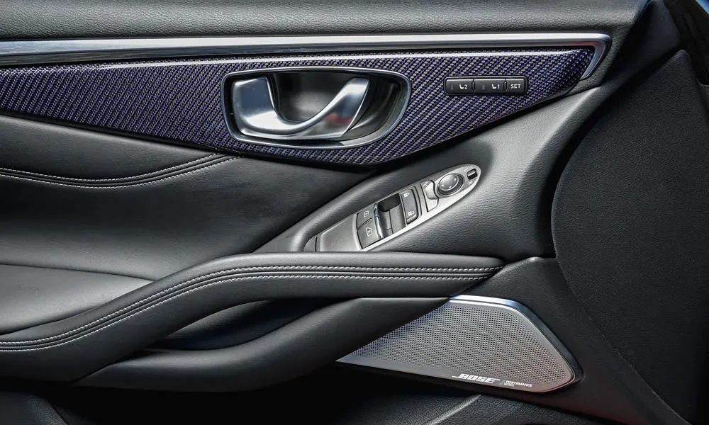 Фото Infiniti Q60 — дверная карта. Внутренняя панель двери: сочетание материалов и компоновка управления в тёмно-синей гамме. Мягкая вставка в зоне локтя — то, что чувствуешь каждый день Infiniti Q60 — дверная карта