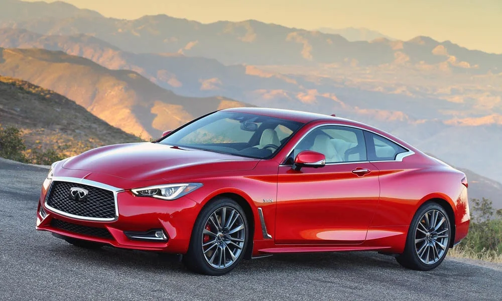 Фото Infiniti Q60 — вид спереди, фото 6. Оптика, решётка и бампер — первое впечатление о модели. Рисунок ходовых огней — подпись модели, по нему её узнают в потоке Infiniti Q60 — вид спереди, фото 6