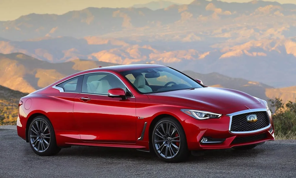 Фото Infiniti Q60 — вид спереди, фото 7. Передок в красном исполнении — крупная светотехника и выразительный бампер. Дневные ходовые огни включаются автоматически с запуском Infiniti Q60 — вид спереди, фото 7