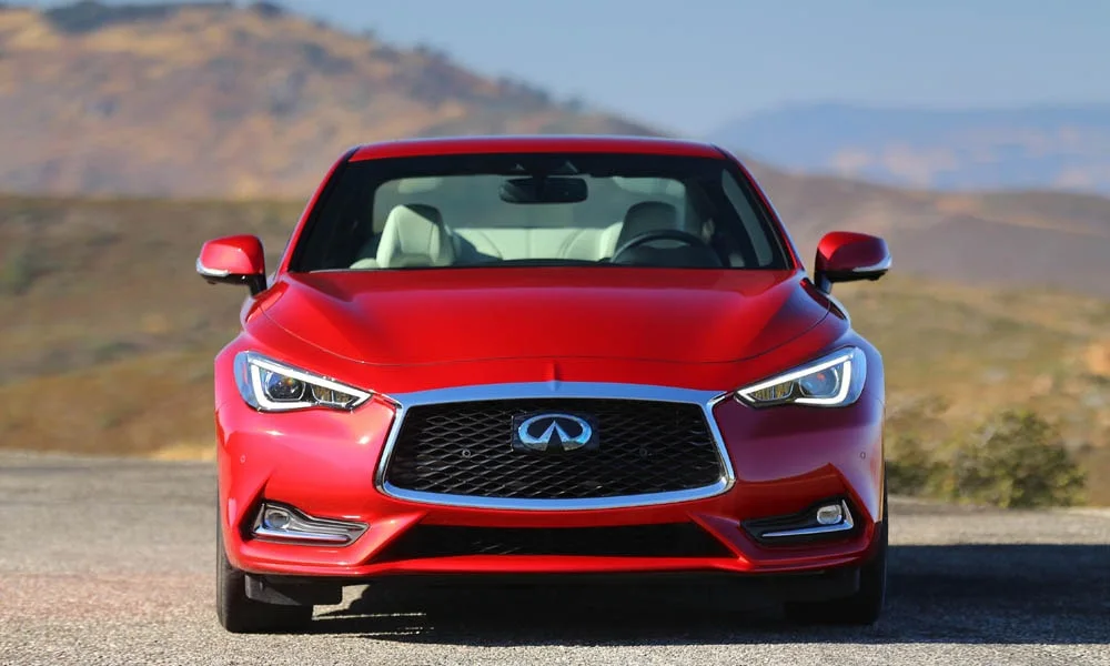 Фото Infiniti Q60 — вид спереди, фото 8. Анфас: пропорции капота, посадка кузова и графика ходовых огней. Дневные ходовые огни включаются автоматически с запуском Infiniti Q60 — вид спереди, фото 8