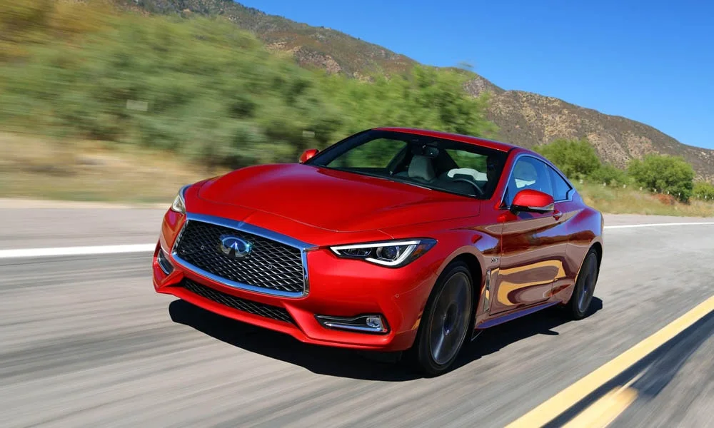 Фото Infiniti Q60 — вид спереди, фото 9. Оптика, решётка и бампер — первое впечатление о модели. Рисунок ходовых огней — подпись модели, по нему её узнают в потоке Infiniti Q60 — вид спереди, фото 9