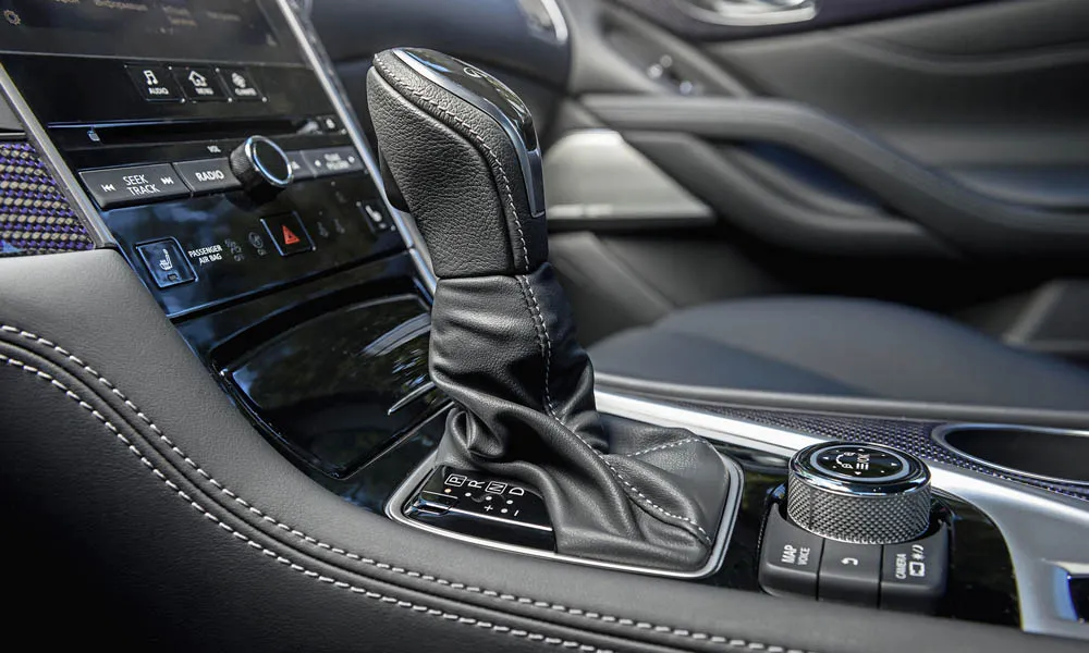 Фото Infiniti Q60 — селектор коробки передач. Управление коробкой: компактный селектор освобождает место на тоннеле Infiniti Q60 — селектор коробки передач