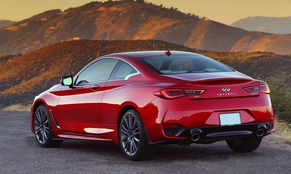 Фото Infiniti Q60 — вид сзади, фото 6. Красный кузов сзади — фонари и бампер определяют ночной образ модели. Светодиодная полоса или раздельные секции — задняя оптика стала главным украшением кормы Infiniti Q60 — вид сзади, фото 6