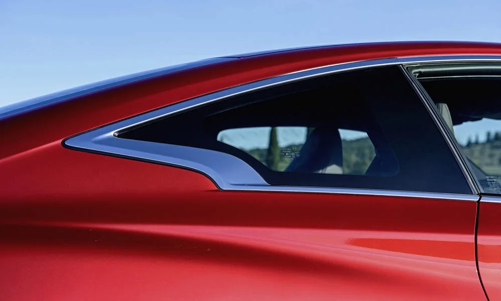 Фото Infiniti Q60 — крыша. Линия крыши и панорамное остекление с высоты Infiniti Q60 — крыша