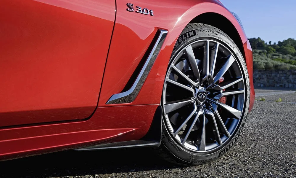 Фото Infiniti Q60 — вид сбоку, фото 3. Профиль в красном цвете: соотношение колёсной базы и свесов Infiniti Q60 — вид сбоку, фото 3