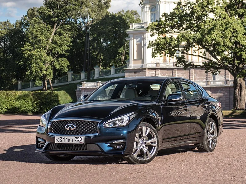 Infiniti Q70 2013-2018: вид спереди. Infiniti Q70 2013-2018 — вид спереди