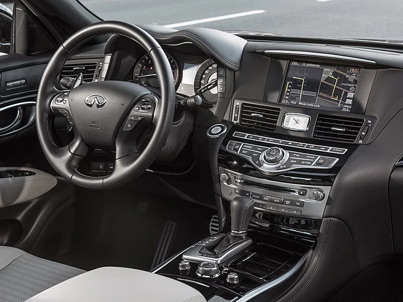 Infiniti Q70 2013-2018: салон. Infiniti Q70 2013-2018 — салон