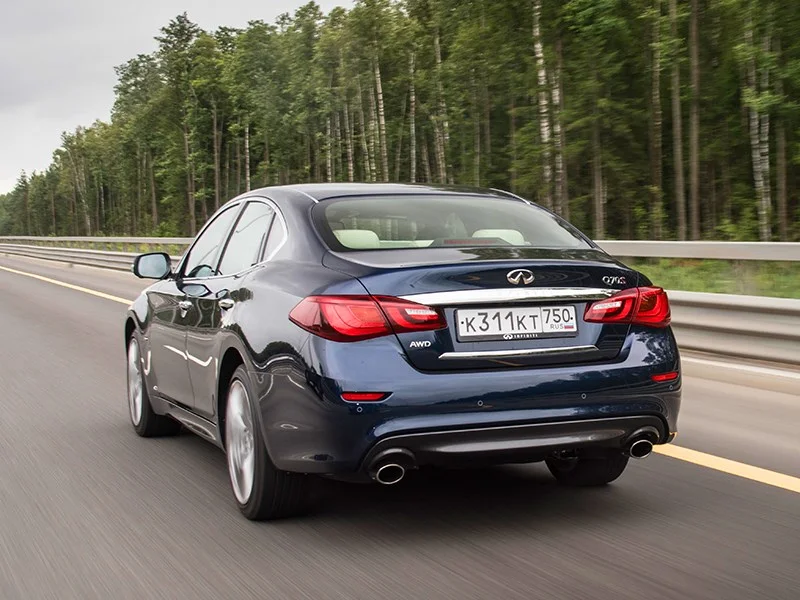 Infiniti Q70 2013-2018: вид сзади. Infiniti Q70 2013-2018 — вид сзади