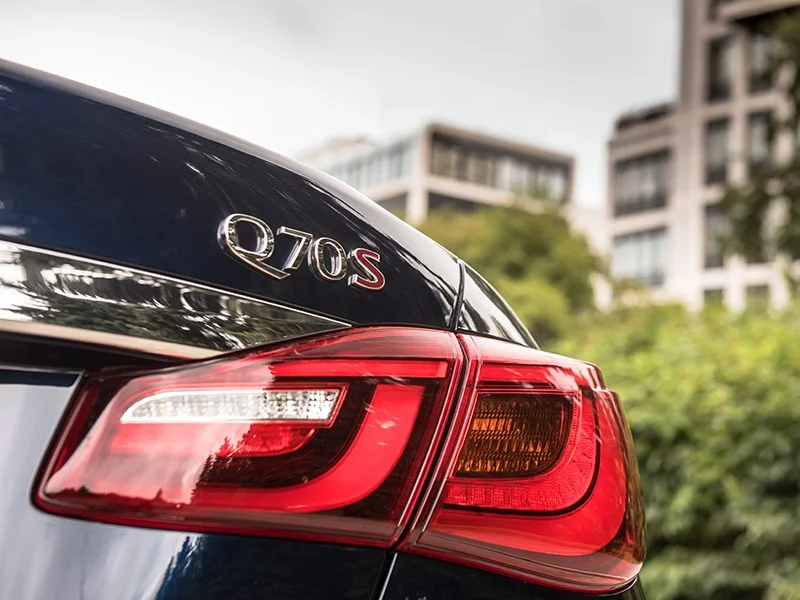 Infiniti Q70 2013-2018: вид сзади. Infiniti Q70 2013-2018 — вид сзади