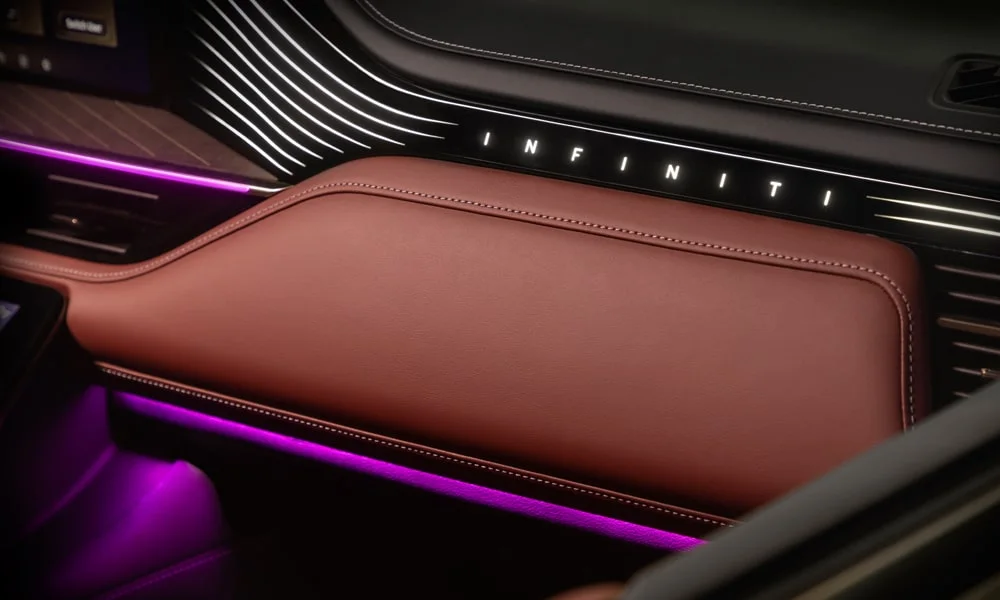 Фото Infiniti QX80 (2024) — контурная подсветка. Салон вечером: световые акценты по панели и дверям Infiniti QX80 (2024) — контурная подсветка