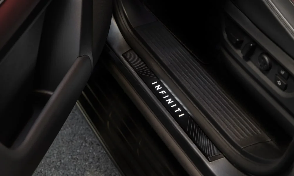 Фото Infiniti QX80 (2024) — дверная карта, фото 2. Подлокотник, динамик и блок стеклоподъёмников. Решётка динамика в двери — часть штатной акустики Infiniti QX80 (2024) — дверная карта, фото 2