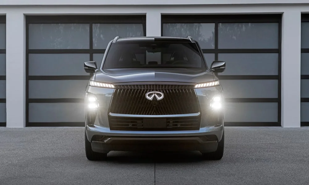 Фото Infiniti QX80 (2024) — вид спереди, фото 3. Анфас: пропорции капота, посадка кузова и графика ходовых огней. Рисунок ходовых огней — подпись модели, по нему её узнают в потоке Infiniti QX80 (2024) — вид спереди, фото 3