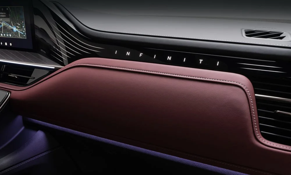 Фото Infiniti QX80 (2024) — интерьер, фото 4. Общий план салона: архитектура панели, консоль и кресла. Светлая гамма зрительно расширяет салон, тёмная — практичнее в уходе Infiniti QX80 (2024) — интерьер, фото 4