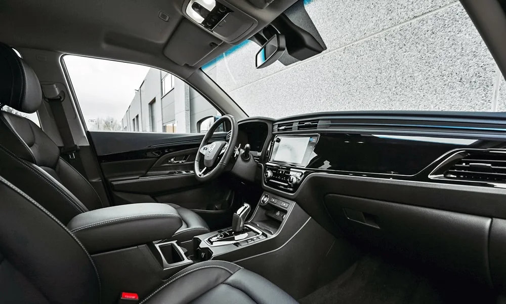 Фото KGM Korando (2024) — интерьер, фото 3. Общий план салона: архитектура панели, консоль и кресла. Уровень отделки читается по стыкам панелей и мягким поверхностям в зонах касания KGM Korando (2024) — интерьер, фото 3