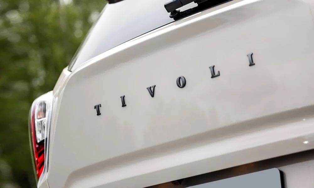 Фото KGM Tivoli (2025) — вид сзади, фото 7. Корма в белом цвете: графика фонарей и пластика пятой двери. Светодиодная полоса или раздельные секции — задняя оптика стала главным украшением кормы KGM Tivoli (2025) — вид сзади, фото 7