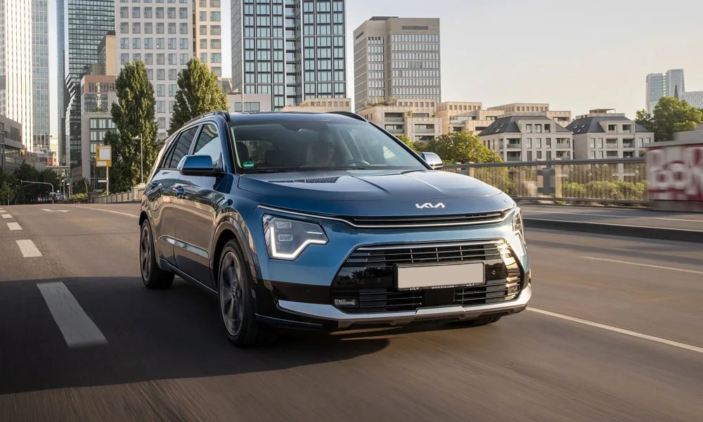 Фото KIA Niro — вид спереди, фото 4. Оптика, решётка и бампер — первое впечатление о модели. Рисунок ходовых огней — подпись модели, по нему её узнают в потоке KIA Niro — вид спереди, фото 4