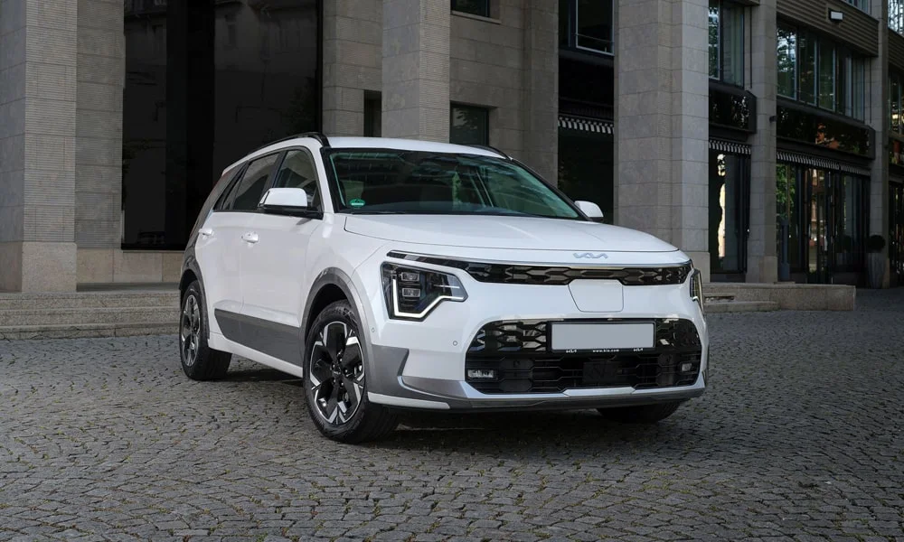 Фото KIA Niro — вид спереди, фото 5. Белый кузов, строгая симметрия оптики — базовый ракурс знакомства с дизайном. Дневные ходовые огни включаются автоматически с запуском KIA Niro — вид спереди, фото 5