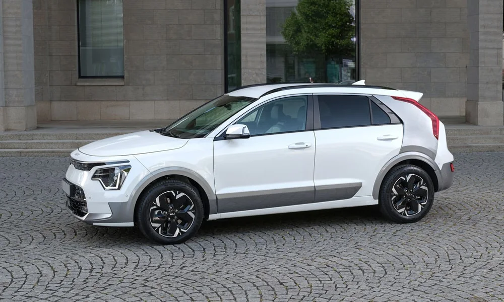 Фото KIA Niro — вид спереди, фото 6. Кузов в белом цвете: рисунок оптики и решётки задаёт узнаваемое «лицо» модели KIA Niro — вид спереди, фото 6