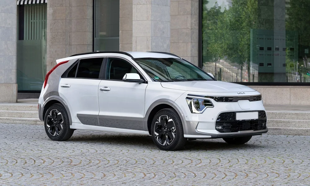 Фото KIA Niro — вид спереди, фото 7. Кузов в белом цвете: рисунок оптики и решётки задаёт узнаваемое «лицо» модели KIA Niro — вид спереди, фото 7