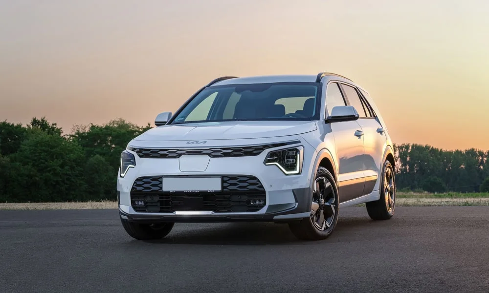 Фото KIA Niro — вид спереди, фото 8. Кузов в белом цвете: рисунок оптики и решётки задаёт узнаваемое «лицо» модели. Дневные ходовые огни включаются автоматически с запуском KIA Niro — вид спереди, фото 8