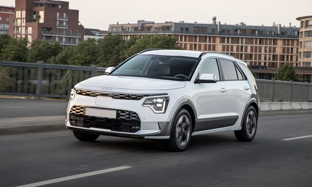 Фото KIA Niro — вид спереди, фото 9. Оптика, решётка и бампер — первое впечатление о модели. Дневные ходовые огни включаются автоматически с запуском KIA Niro — вид спереди, фото 9