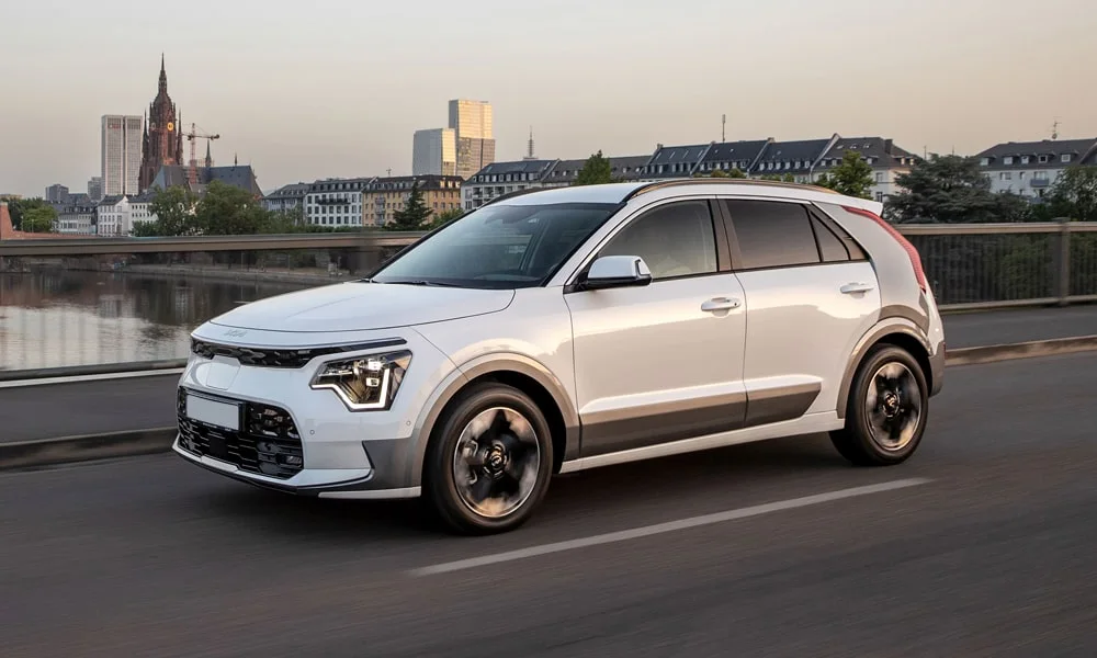 Фото KIA Niro — вид спереди, фото 11. Белый кузов, строгая симметрия оптики — базовый ракурс знакомства с дизайном. Дневные ходовые огни включаются автоматически с запуском KIA Niro — вид спереди, фото 11