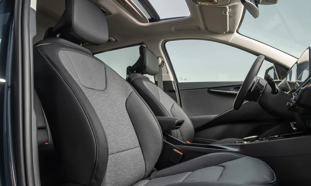 Фото KIA Niro — передние сиденья. Профиль кресел: боковая поддержка и подголовники. Перфорация обивки нужна для вентиляции — функции старших комплектаций KIA Niro — передние сиденья