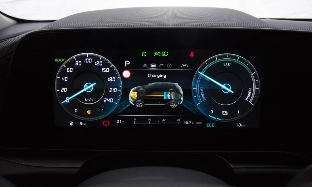 Фото KIA Niro — приборная панель. Экран приборов за рулём — вся ходовая информация перед глазами. Запас хода и расход выводятся крупно — главные цифры ежедневных поездок KIA Niro — приборная панель