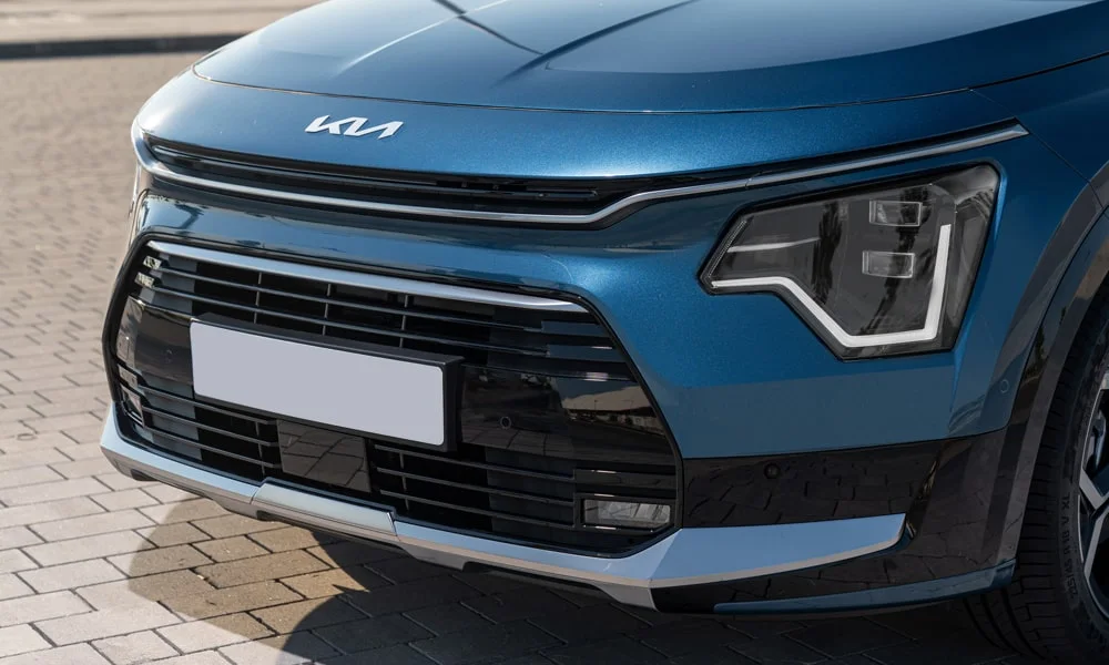 Фото KIA Niro — решётка радиатора. Фирменный рисунок облицовки — визитная карточка марки KIA Niro — решётка радиатора