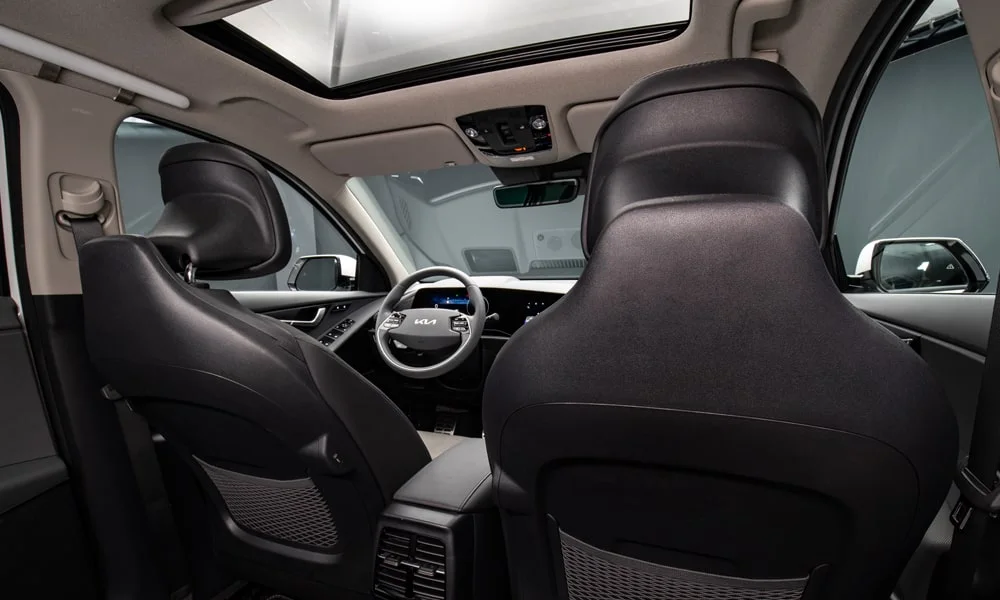Фото KIA Niro — интерьер. Общий план салона: архитектура панели, консоль и кресла KIA Niro — интерьер