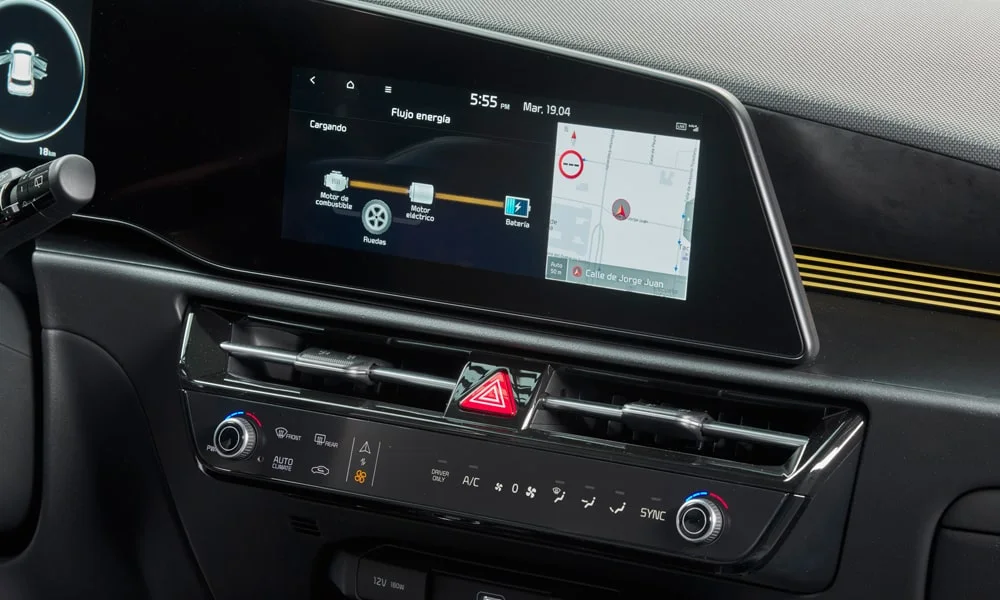 Фото KIA Niro — экран мультимедиа. Интерфейс медиасистемы крупным планом KIA Niro — экран мультимедиа