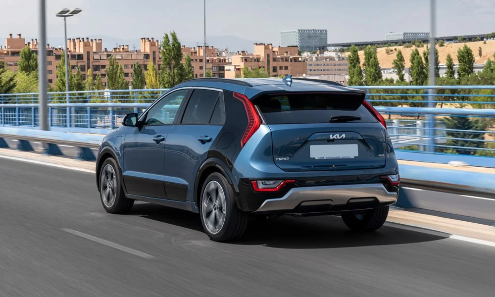 Фото KIA Niro — вид сзади, фото 3. Линия крыши, стойки и задняя дверь в синем исполнении. Насадки выхлопа или их имитация внизу бампера различают версии KIA Niro — вид сзади, фото 3