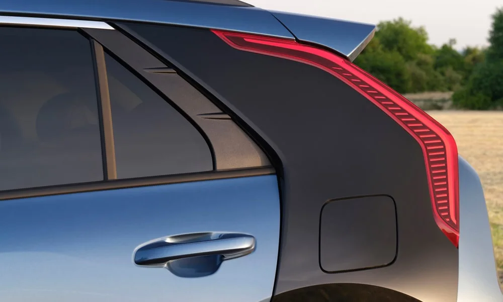 Фото KIA Niro — вид сзади, фото 4. Корма в синем цвете: графика фонарей и пластика пятой двери KIA Niro — вид сзади, фото 4