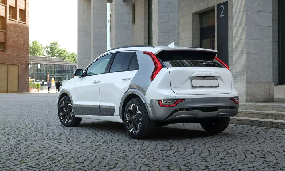 Фото KIA Niro — вид сзади, фото 5. Линия крыши, стойки и задняя дверь в белом исполнении. Насадки выхлопа или их имитация внизу бампера различают версии KIA Niro — вид сзади, фото 5