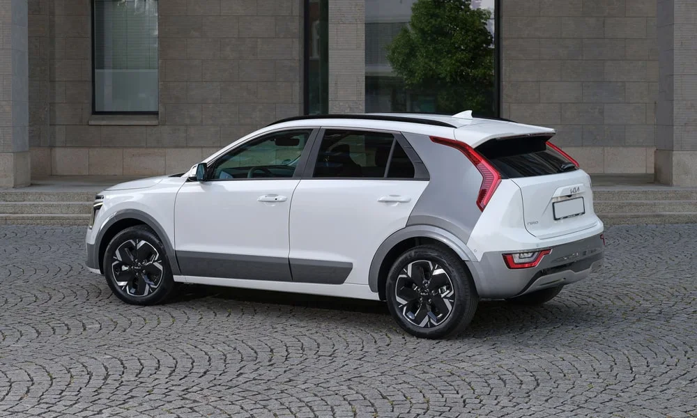 Фото KIA Niro — вид сзади, фото 6. Линия крыши, стойки и задняя дверь в белом исполнении. Светодиодная полоса или раздельные секции — задняя оптика стала главным украшением кормы KIA Niro — вид сзади, фото 6
