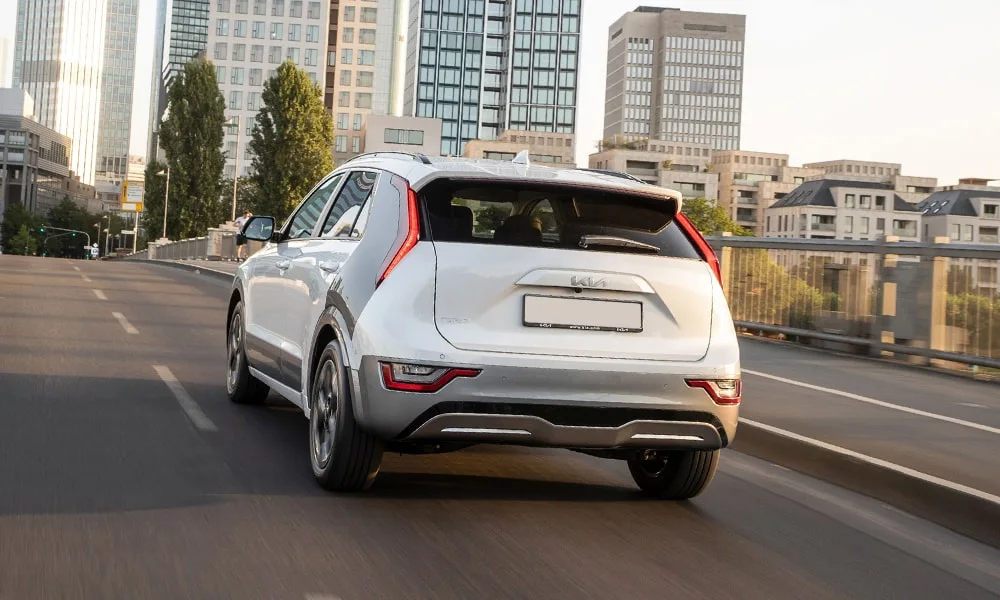 Фото KIA Niro — вид сзади, фото 7. Корма в белом цвете: графика фонарей и пластика пятой двери. Светодиодная полоса или раздельные секции — задняя оптика стала главным украшением кормы KIA Niro — вид сзади, фото 7