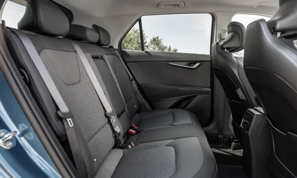 Фото KIA Niro — задние сиденья. Второй ряд: профиль дивана, подголовники и обивка из практичной ткани KIA Niro — задние сиденья