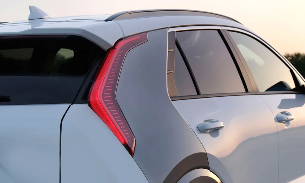 Фото KIA Niro — крыша. Крыша сверху: остекление, рейлинги и антенна-плавник KIA Niro — крыша