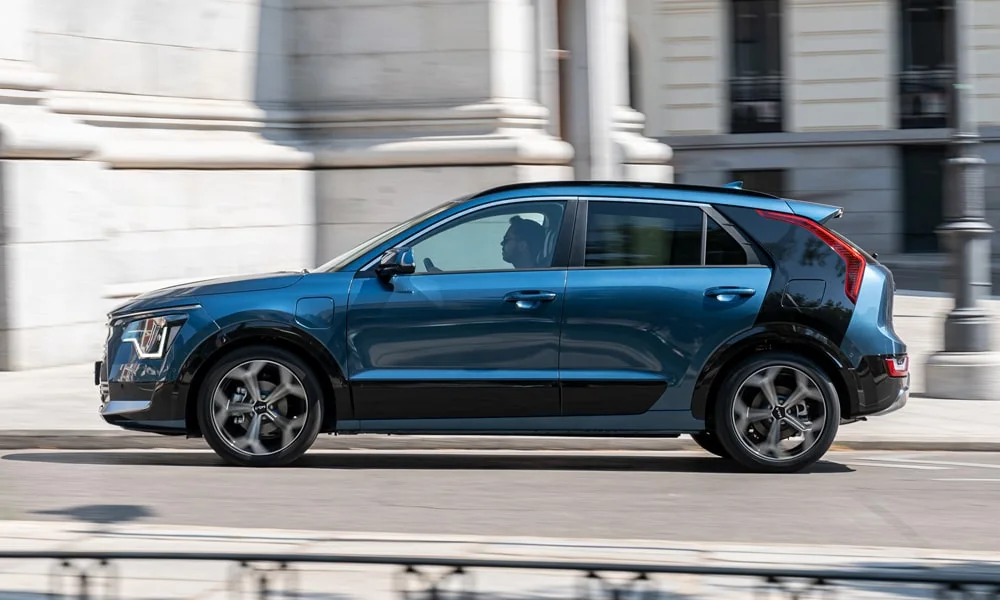 Фото KIA Niro — вид сбоку, фото 2. Синий кузов в профиль — пропорции, высота посадки и дизайн дисков KIA Niro — вид сбоку, фото 2