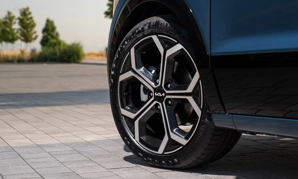Фото KIA Niro — колесо и диск. Дизайн спиц и профиль резины крупным планом. Индекс скорости и нагрузки читается на боковине шины KIA Niro — колесо и диск