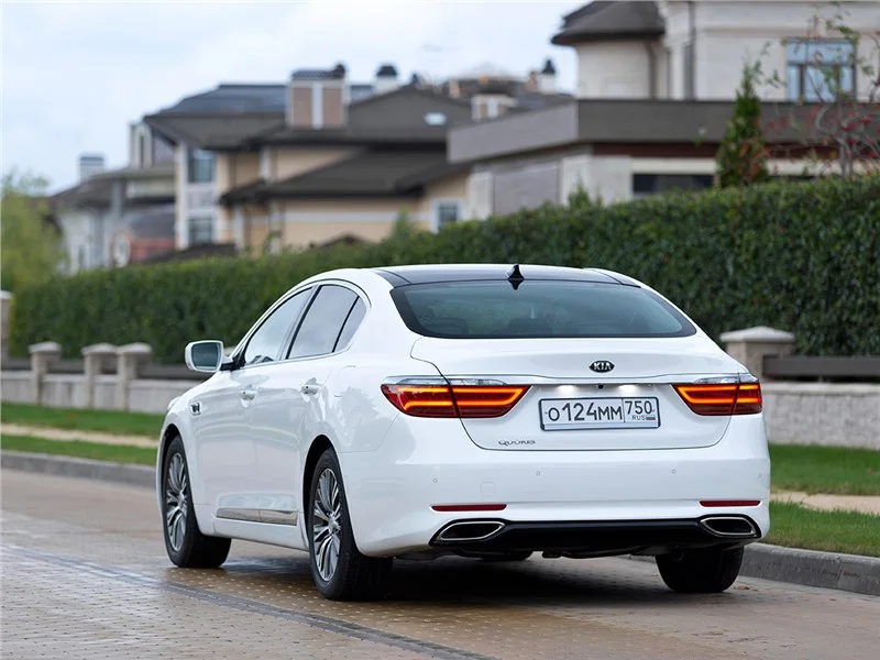 KIA Quoris 2012-2016 — вид сзади