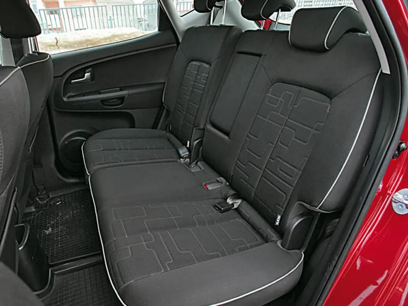 KIA Venga 2011-2015: сиденья. KIA Venga 2011-2015 — сиденья