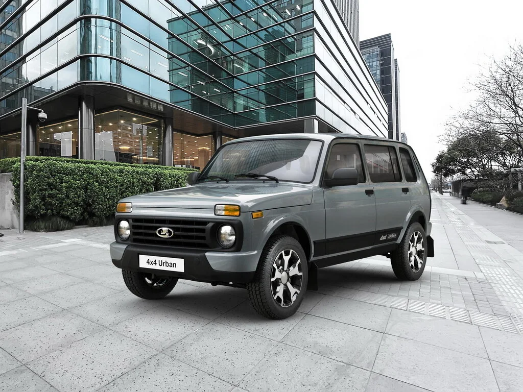 Фото LADA 4x4 Urban 2019-2021 (2021) — вид спереди. Анфас: решётка, форма фар и бампер — по ним модель и узнают на дороге LADA 4x4 Urban 2019-2021 (2021) — вид спереди