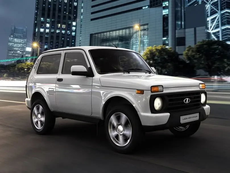 Фото LADA 4x4 Urban 2019-2021 (2021) — вид спереди, фото 2. Передняя часть крупно: рисунок ходовых огней и воздухозаборники LADA 4x4 Urban 2019-2021 (2021) — вид спереди, фото 2