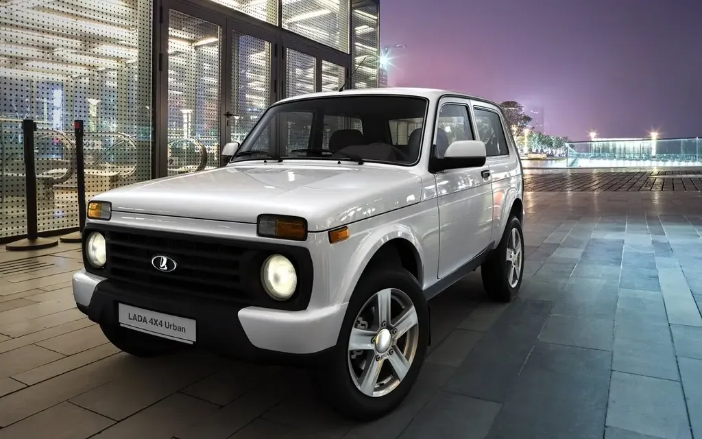 Фото LADA 4x4 Urban 2019-2021 (2021) — вид спереди, фото 4. Анфас: решётка, форма фар и бампер — по ним модель и узнают на дороге LADA 4x4 Urban 2019-2021 (2021) — вид спереди, фото 4