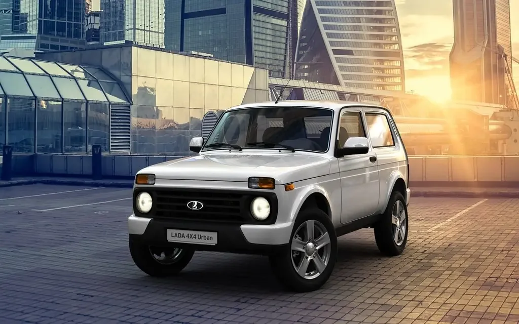 Фото LADA 4x4 Urban 2019-2021 (2021) — вид спереди, фото 5. Передняя часть крупно: рисунок ходовых огней и воздухозаборники LADA 4x4 Urban 2019-2021 (2021) — вид спереди, фото 5