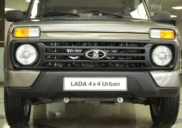 Фото LADA 4x4 Urban 2019-2021 (2021) — вид спереди, фото 7. Анфас: решётка, форма фар и бампер — по ним модель и узнают на дороге LADA 4x4 Urban 2019-2021 (2021) — вид спереди, фото 7
