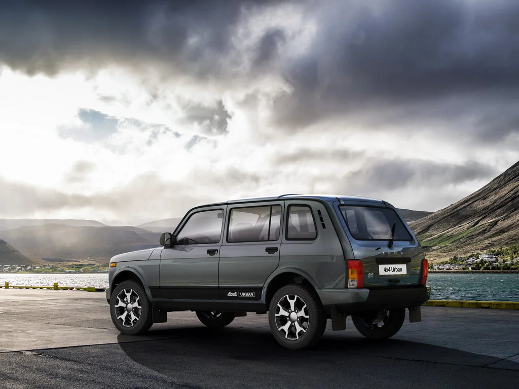 Фото LADA 4x4 Urban 2019-2021 (2021) — вид сзади, фото 2. Задняя часть крупно: ширина кормы и выпускная система LADA 4x4 Urban 2019-2021 (2021) — вид сзади, фото 2