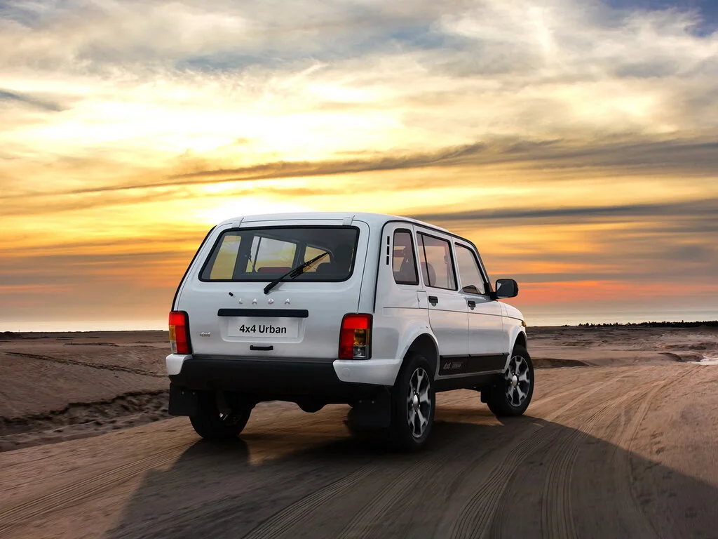 Фото LADA 4x4 Urban 2019-2021 (2021) — вид сзади, фото 3. Сзади-сбоку: свес кормы и стойка пятой двери LADA 4x4 Urban 2019-2021 (2021) — вид сзади, фото 3