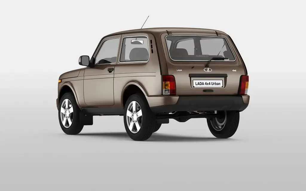 Фото LADA 4x4 Urban 2019-2021 (2021) — вид сзади, фото 5. Задняя часть крупно: ширина кормы и выпускная система LADA 4x4 Urban 2019-2021 (2021) — вид сзади, фото 5